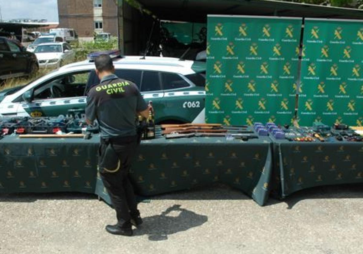 Armas y otros efectos recuperados por la Guardia Civil dentro de la operación Rulpa-II.