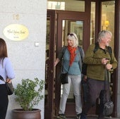 Turistas salen de un hotel situado en el centro de la ciudad de Segovia.