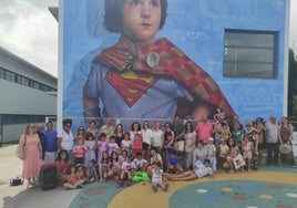 Alumnos y profesores del CEIP Atalaya, delante del mural.