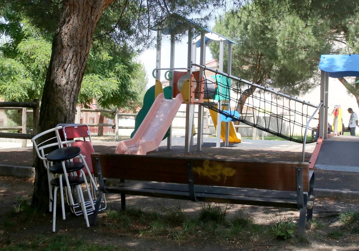 Sillas apiladas en el parque infantil situado junto a la calle de la Hoya.
