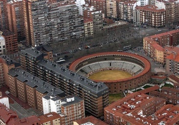 Encuentran muerto a un hombre en un banco cercano a la plaza de toros