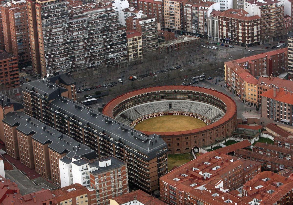 Encuentran muerto a un hombre en un banco cercano a la plaza de toros