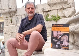 Jesús Salviejo, junto a su novela.