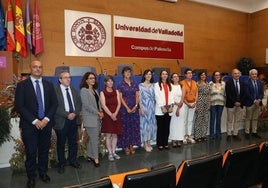 Los nuevos empleados de la UVA, flanqueados por el vicerrector y el rector.