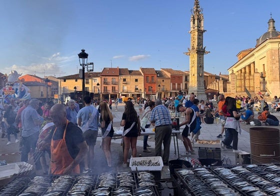 La plaza del Rollo de Villalón de Campos acoge la degustación de 3.500 sardinas
