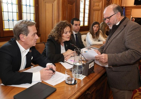 El concejal de Hacienda explica algunos aspectos del presupuesto a la oposición.