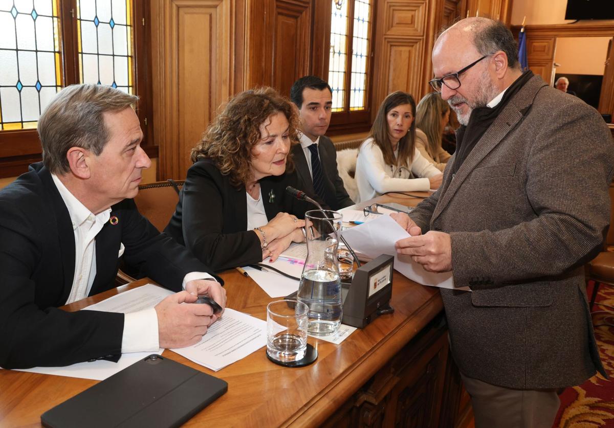 El concejal de Hacienda explica algunos aspectos del presupuesto a la oposición.