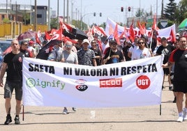 La movilización de la pantilla ha discurrido por la avenida de Zamora, provoncando grandes retenciones que se han extendido hasta el Polígono de Argales.