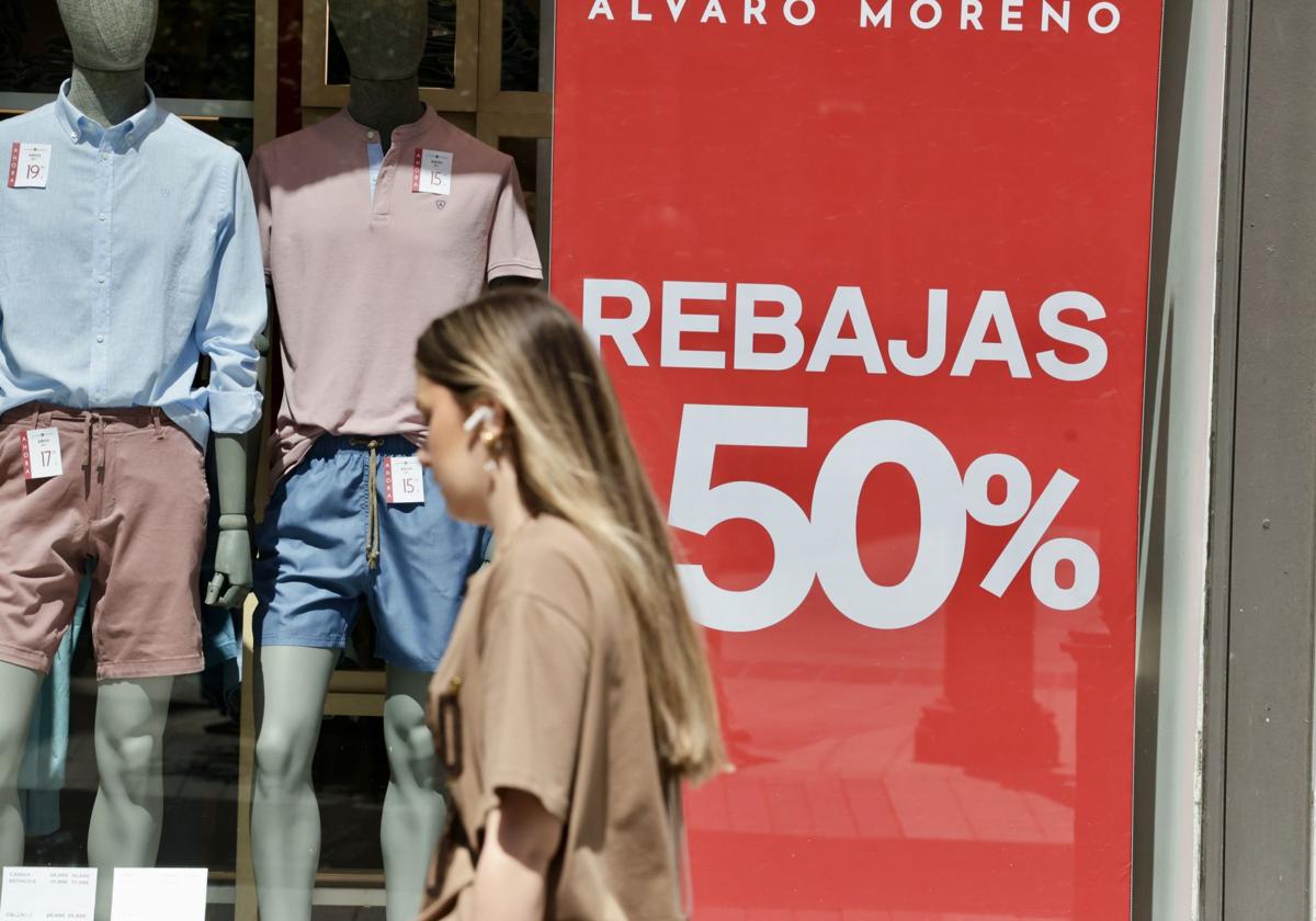 Las rebajas de verano inundan los escaparates en Valladolid: «Hay descuentos que no se pueden dejar pasar»