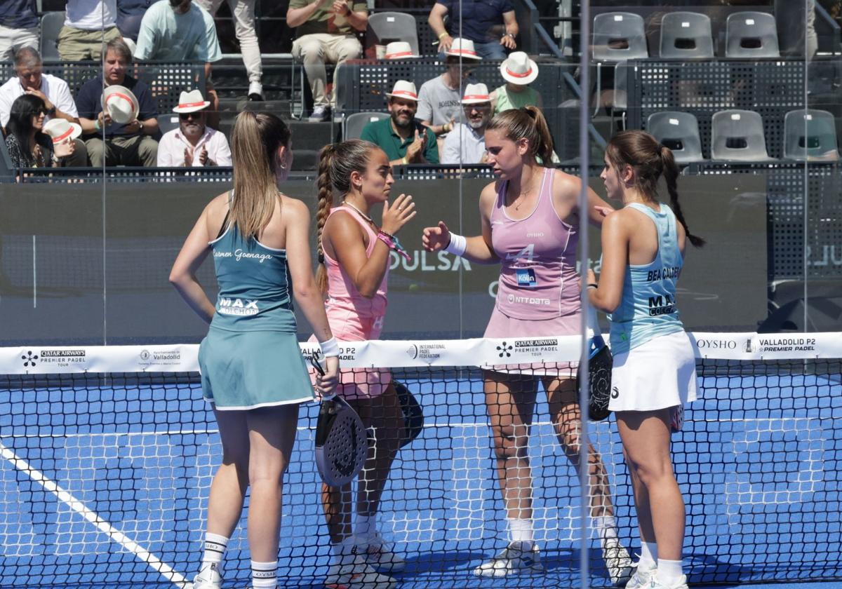 Bea Caldera y Carmen Goenaga saludan a Ale Alonso y Jensen.