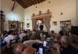 Los comensales de la jornada atienden las indicaciones del reconocido chez Santiago Gorrín