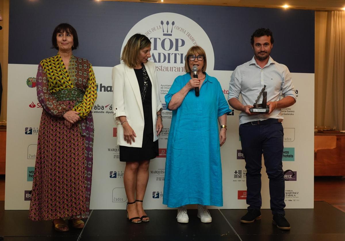 Pilar Pedrosa y su hijo Alfonso Fierro, tras recoger el premio en la gala en el hotel Marqués de Riscal.