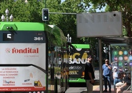 Dos autobuses salen de la parada situada frente a El Corte Inglés tras ponerse el semáforo en verde.