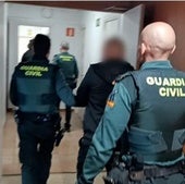 La Guardia Civil traslada a los detenidos.