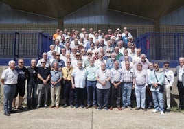 Foto de grupo de las promociones que han celebrado el encuentro en Cristo Rey.