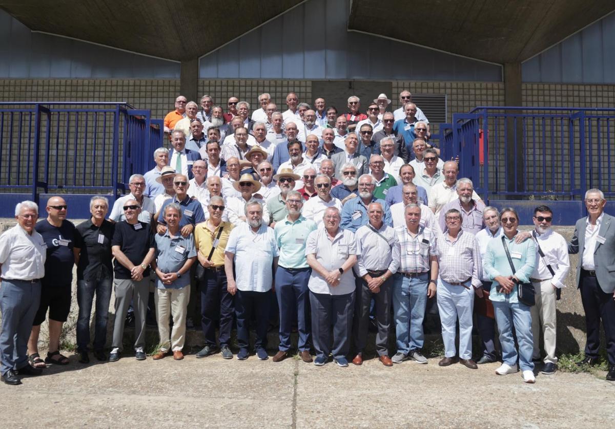 Foto de grupo de las promociones que han celebrado el encuentro en Cristo Rey.