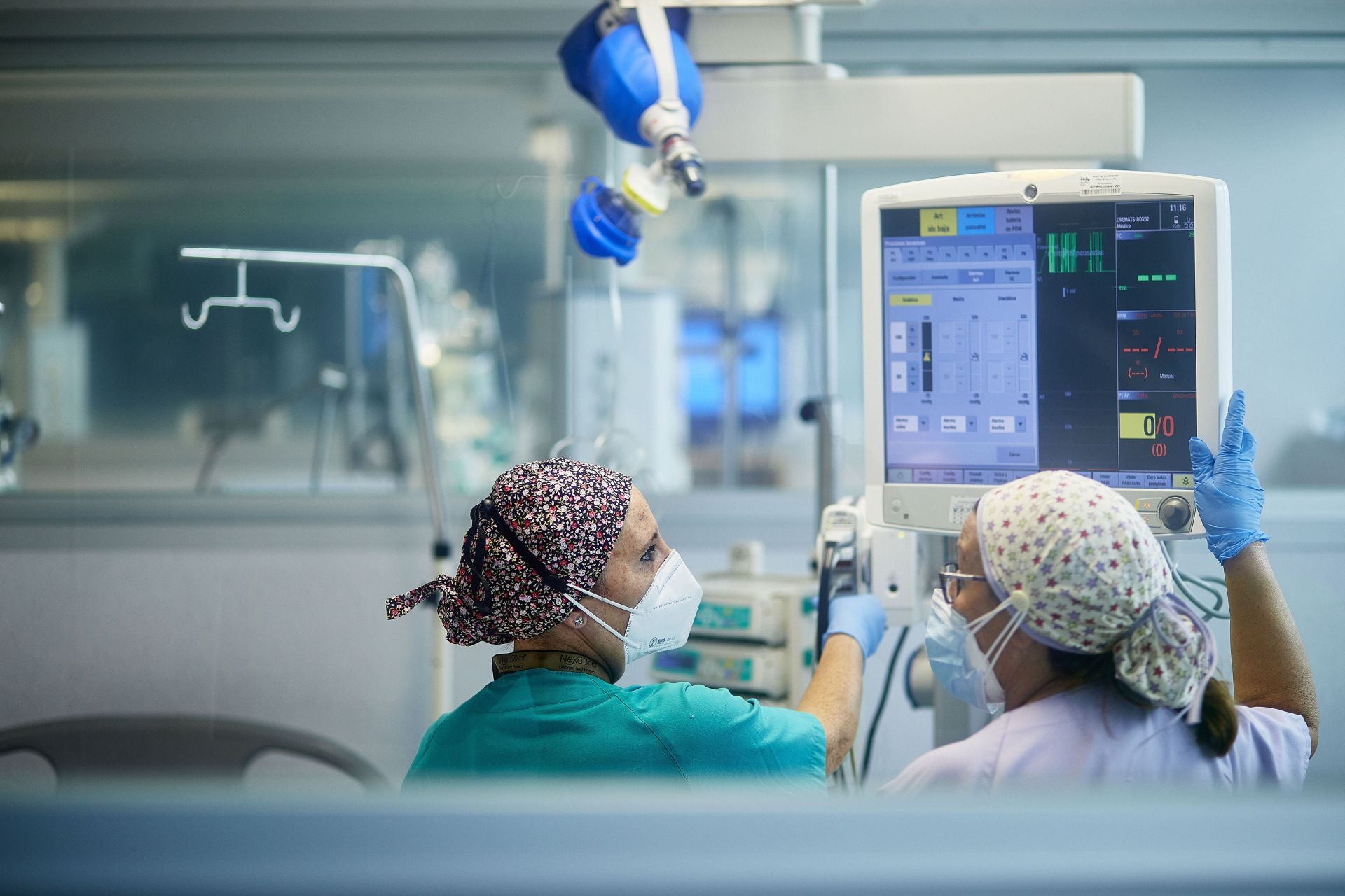 Profesionales sanitarios en instalaciones hospitalarias.