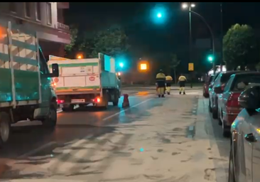 Una fuga de aceite de un camión obliga a cortar el Puente Mayor y causa dos heridos