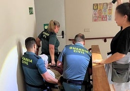 Momento en que los agentes ayudan a una mujer en silla de ruedas.