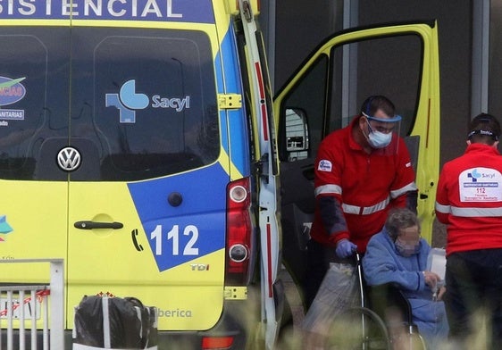 Una ambulancia llega a Urgencias del Hospital General de Segovia con una paciente.