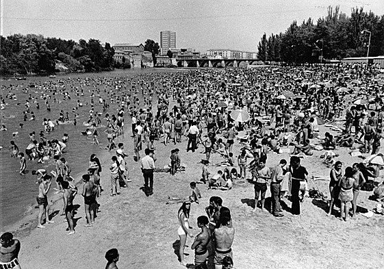 Los bañistas disfrutan del verano en una abarrotada playa de Las Moreras en los años sesenta.