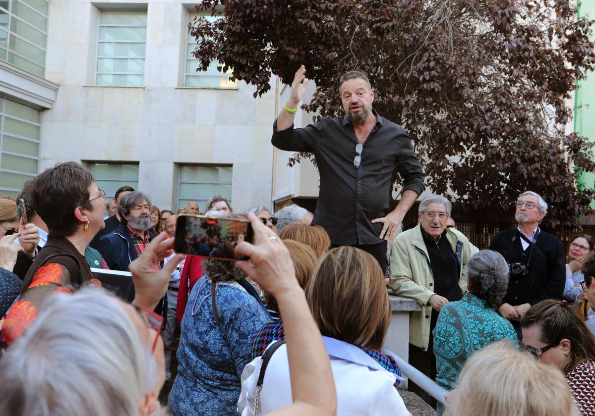 El director de la Fundación Caneja, Juan Guardiola, abandera una concentración de apoyo a la entidad, en abril de 2024.