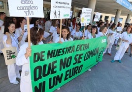 Algunos de los participantes en la concentración de este viernes ante el Hospital General de Segovia.