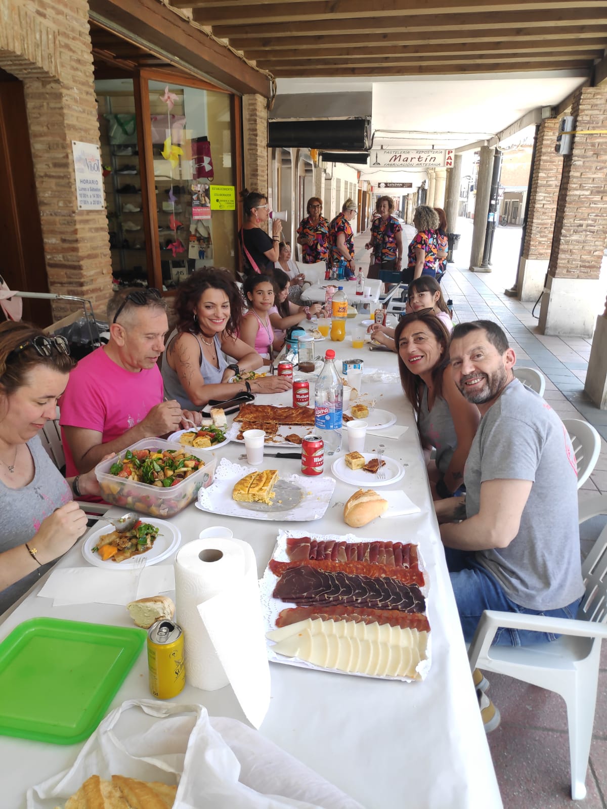 La calle Mayor de Villalón de Campos se convierte en un gran comedor