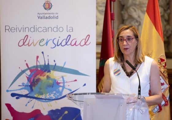 La portavoz del grupo municipal VTLP durante el acto institucional por el día del Orgullo del 2023.