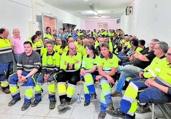 La asamblea de trabajadores de la fábrica en La Bañeza, en una reunión del pasado 29 de mayo.