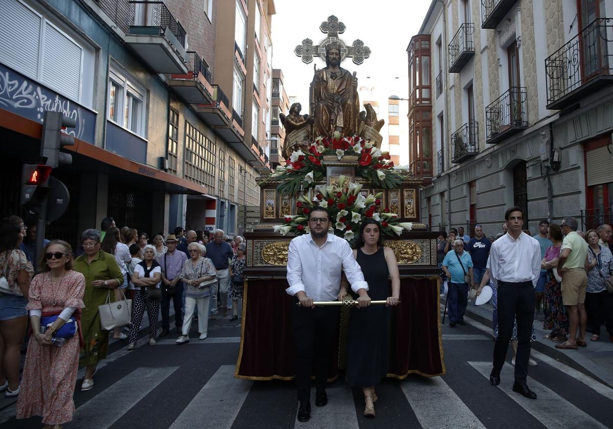 El Sagrado Corazón congrega a numerosos fieles entre la Catedral y la Basílica Nacional