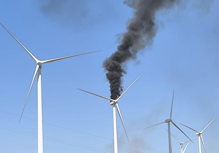 Humo y fuego en la cabeza de un aerogenerador de Hornillos.