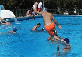Los bañistas disfrutan en las piscinas del Monte el Viejo, en el primer día de la temporada.