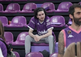 Un aficionado, abatido tras consumarse el descenso de categoría en el encuentro ante Menorca.