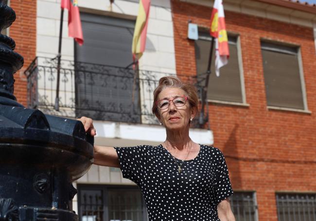 Socorro Sampedro ante el ayuntamiento de Vega de Valdetronco