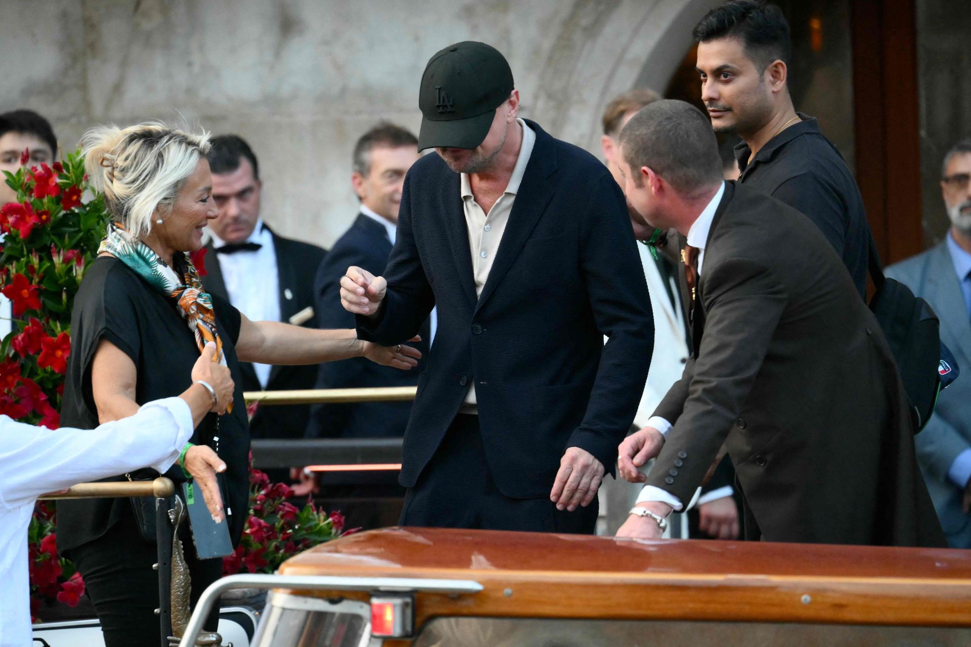 Leonardo DiCaprio tapa su rostro con una gorra.
