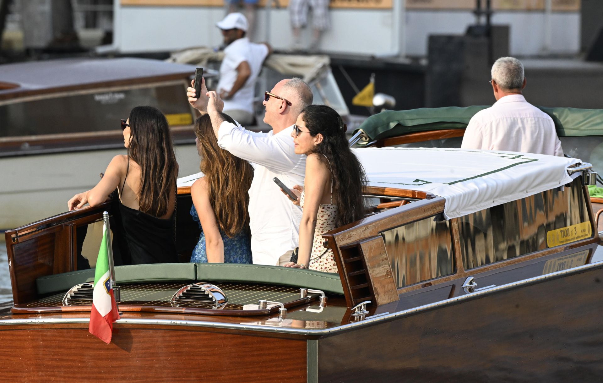Los invitados a la boda de Jeff Bezos desfilan en barco por Venecia