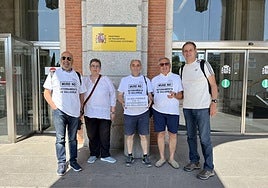 Miembros de la Plataforma, tras entregar las firmas en el Ministerio.