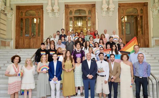Foto de familia tras el acto por el Día del Orgullo en el Ayuntamiento.