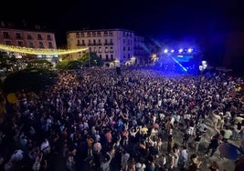 Plaza Mayor de Segovia, este jueves por la noche, durante el concierto de Henry Méndez.