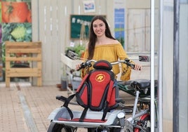 La doctoranda Lisa Musso con una bicicleta adaptada en el Colegio de Educación Especial Pino de Obregón.