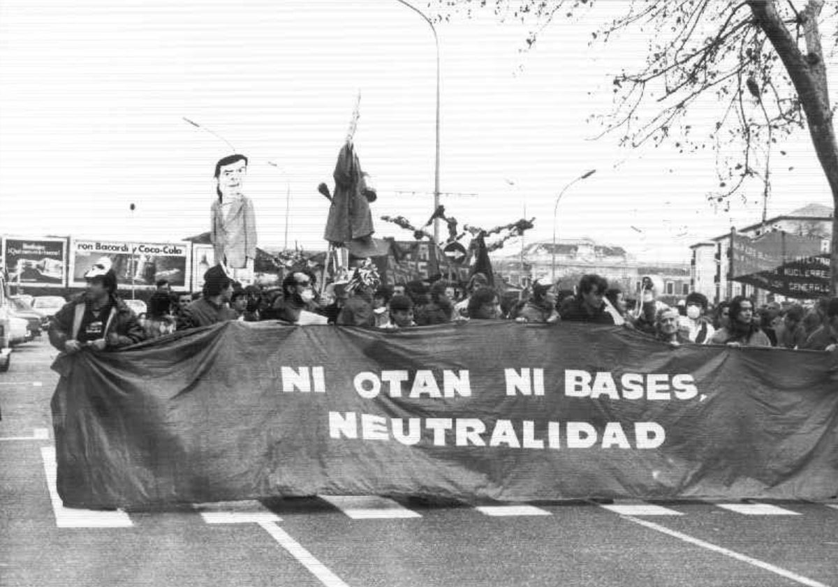 Imagen principal - Manifestaciones contra la OTAN por las calles de Valladolid y manifiesto publicado en El Norte de Castilla el 9 de noviembre de 1985, entre cuyos firmantes figura el actual arzobispo de Valladolid y presidente de la Conferencia Episcopal, Luis Argüello.