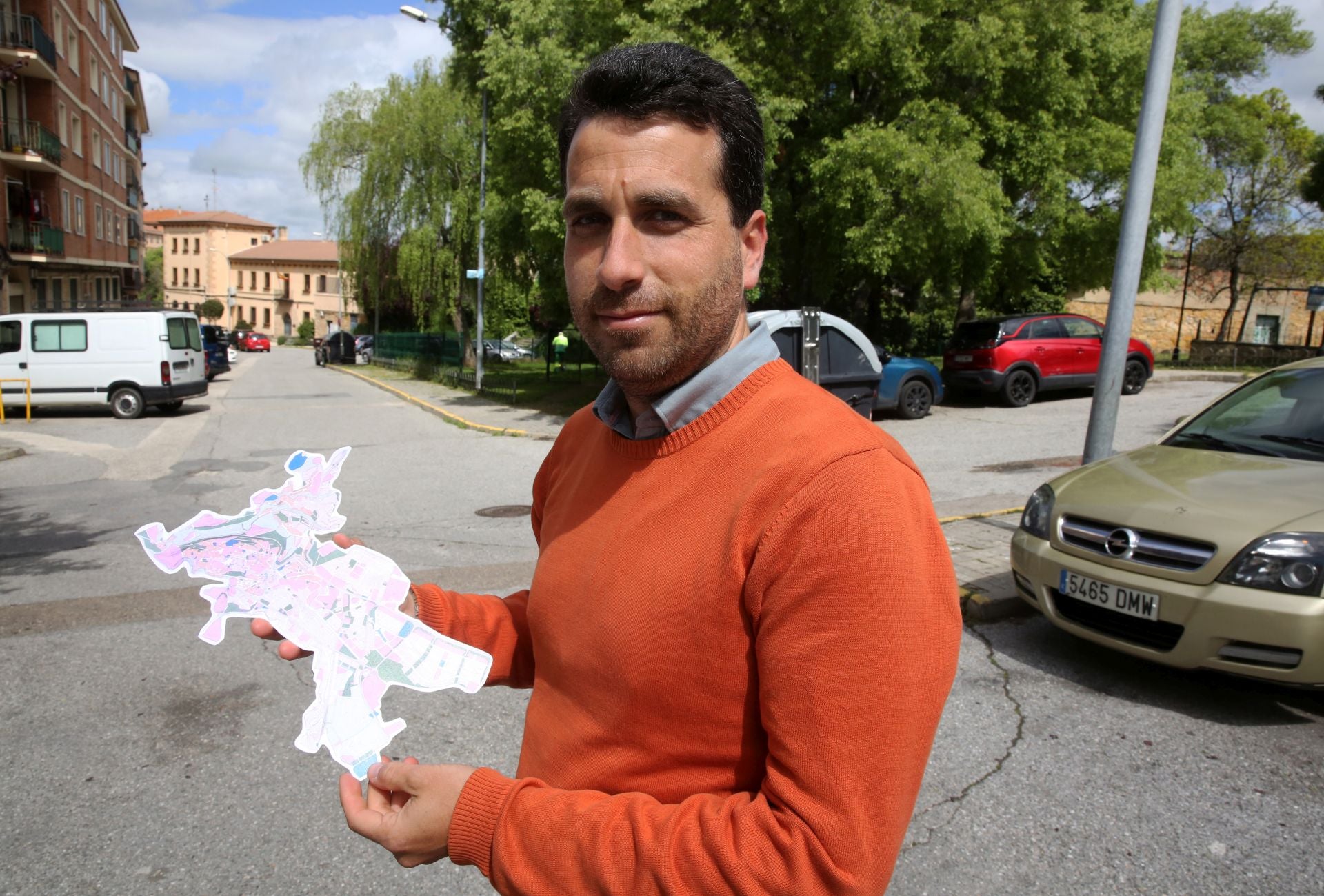 Mario Martín muestra un plano recortado de la ciudad en el parque de General Santiago, centro geográfico de Segovia.