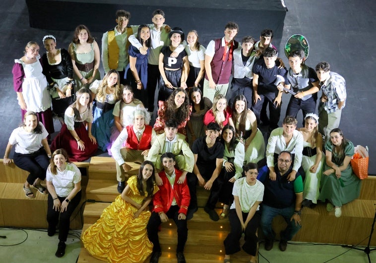 Jóvenes de Getafe visitan Baltanás y representan el Musical 'La Bella y la Bestia'