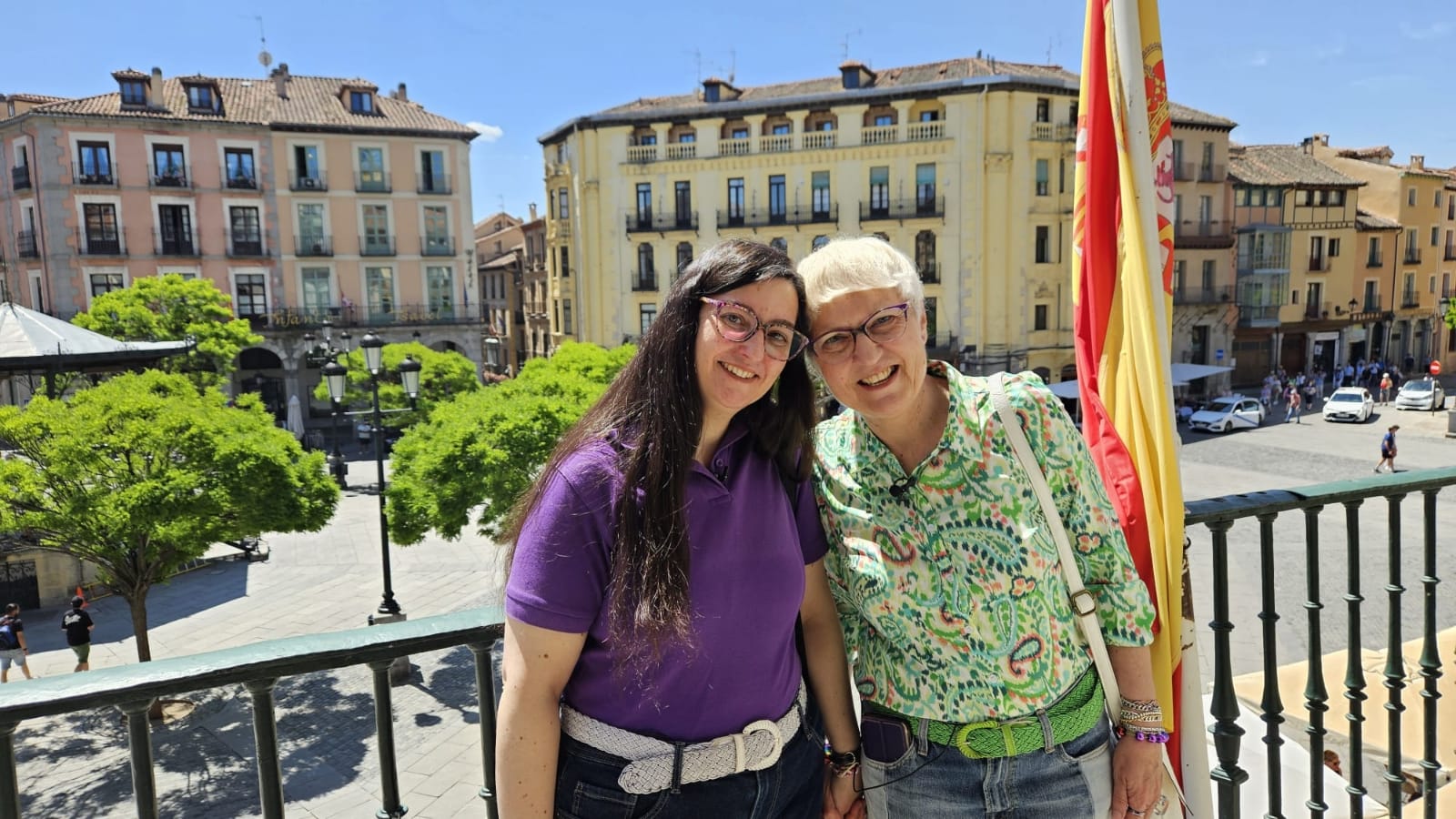 Ana Cabeza y Gema Segoviano, en el balcón del Ayuntamiento de Segovia.