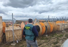 Un agente de la Guardia Civil vigila una instalación con cable de cobre.