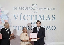 El presidente de la Junta participa en los actos conmemorativos de las víctimas del terrorismo.