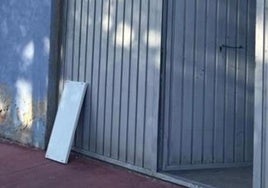 Los agentes hallaron un tablón que presumiblemente fue utilizado por el ladrón para escalar el portón, de 2,70 metros.