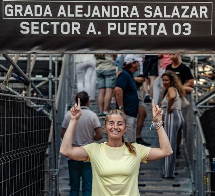 Alejandra, bajo la puerta del torneo que lleva su nombre.