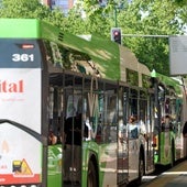 Dos autobuses urbanos en una de las paradas de la capital.